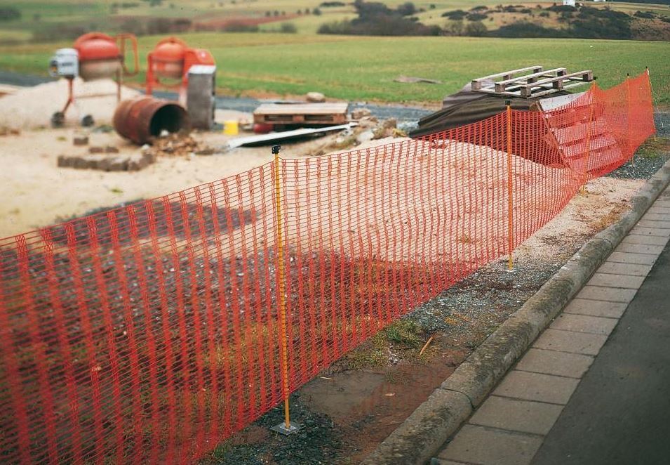 Stavební plůtekpre vymezení staveniště, rašlový, s tyčemi